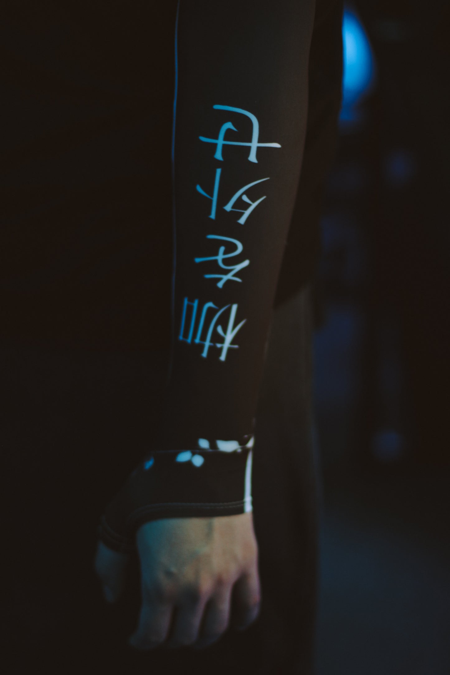 Gaming arm sleeve with a half-palm 2.0 Japanese Hieroglyphs Selerity