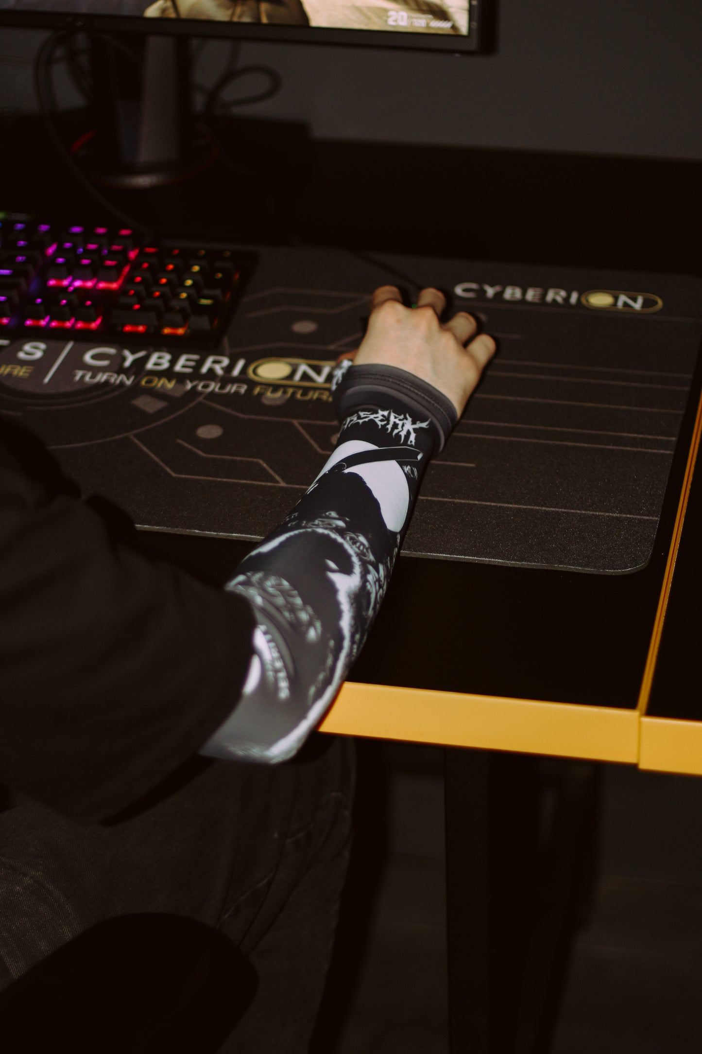 Gaming Arm Sleeve 2.0 Berserk Guts with open glove for PC gamers Selerity