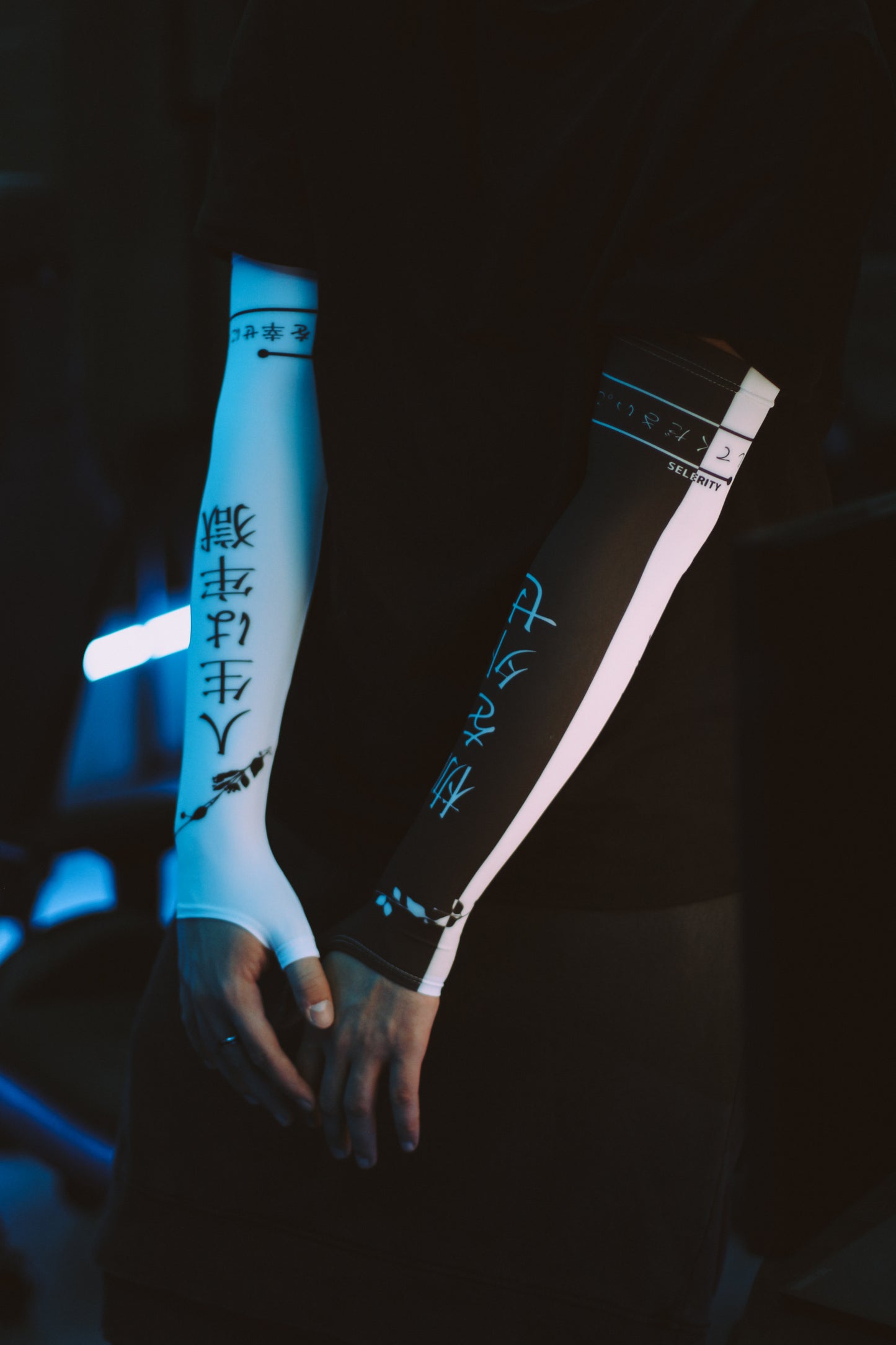 Gaming arm sleeve with a half-palm 2.0 Japanese Hieroglyphs Selerity