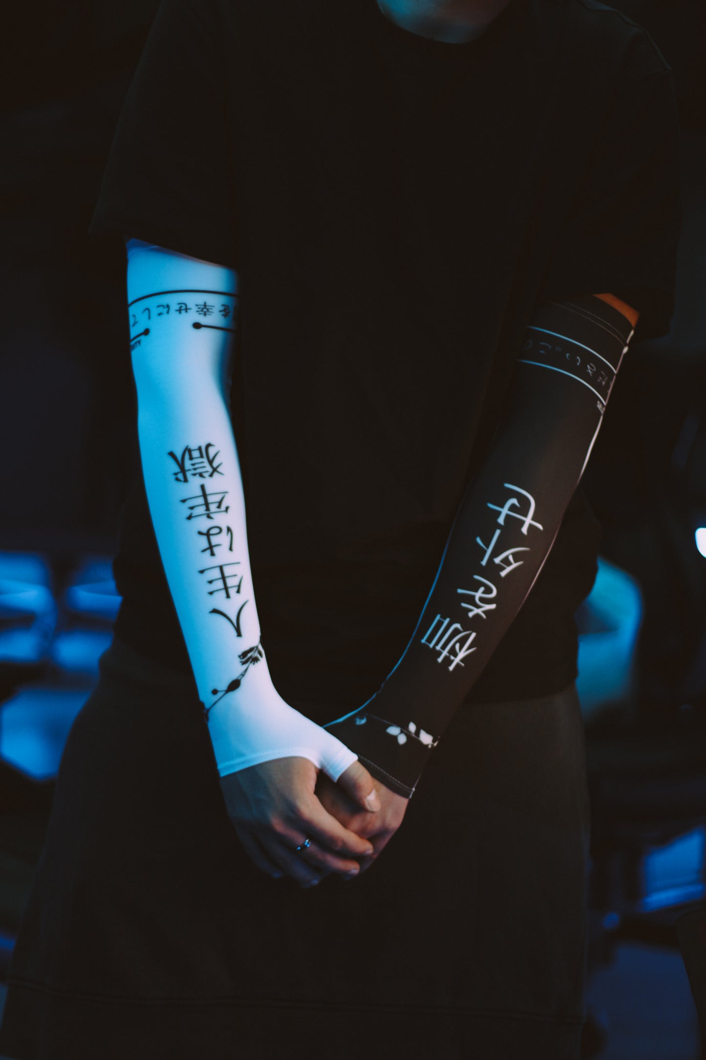 Gaming arm sleeve with a half-palm 2.0 Japanese Hieroglyphs Selerity